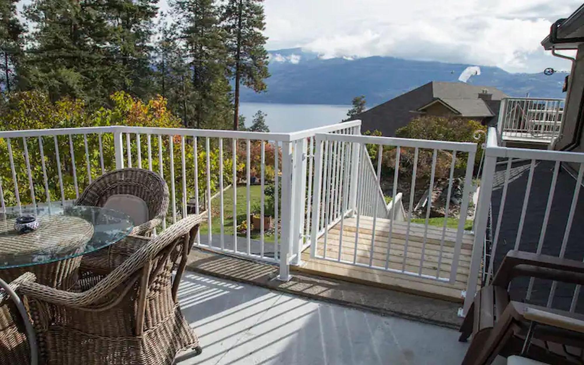 At The Top Of The Hill Peachland Bagian luar foto