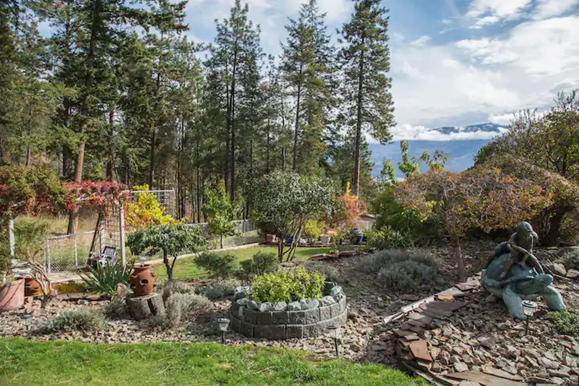 At The Top Of The Hill Peachland Bagian luar foto